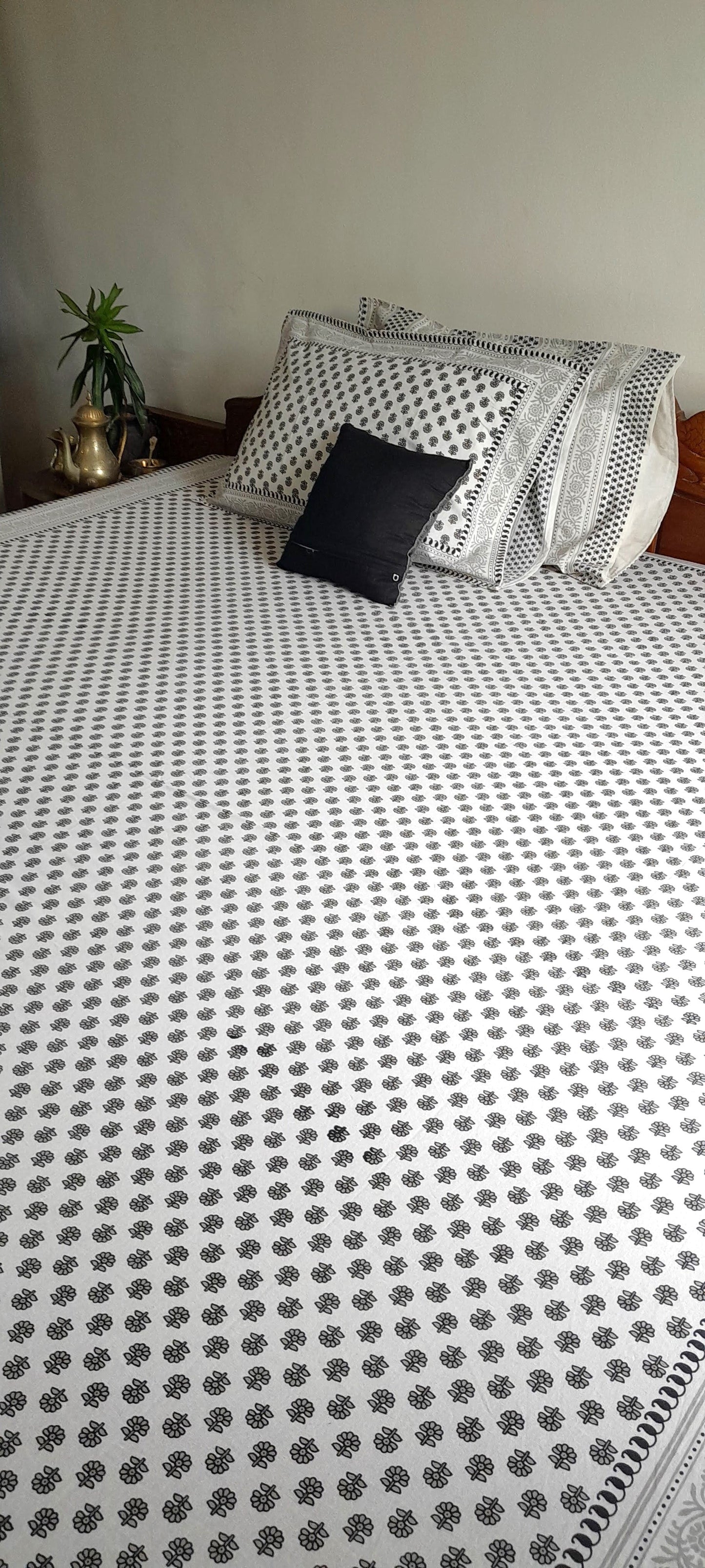 ArtbyKAMASK 100% Organic Cotton Hand Block Printed Double Bed Sheet I 210 TC Double Bed Sheet in Queen Size I Size - 90 X 108 Inches (228 x 274 cms) I 1 Bedsheet and 2 Pillow Covers I Meera Black