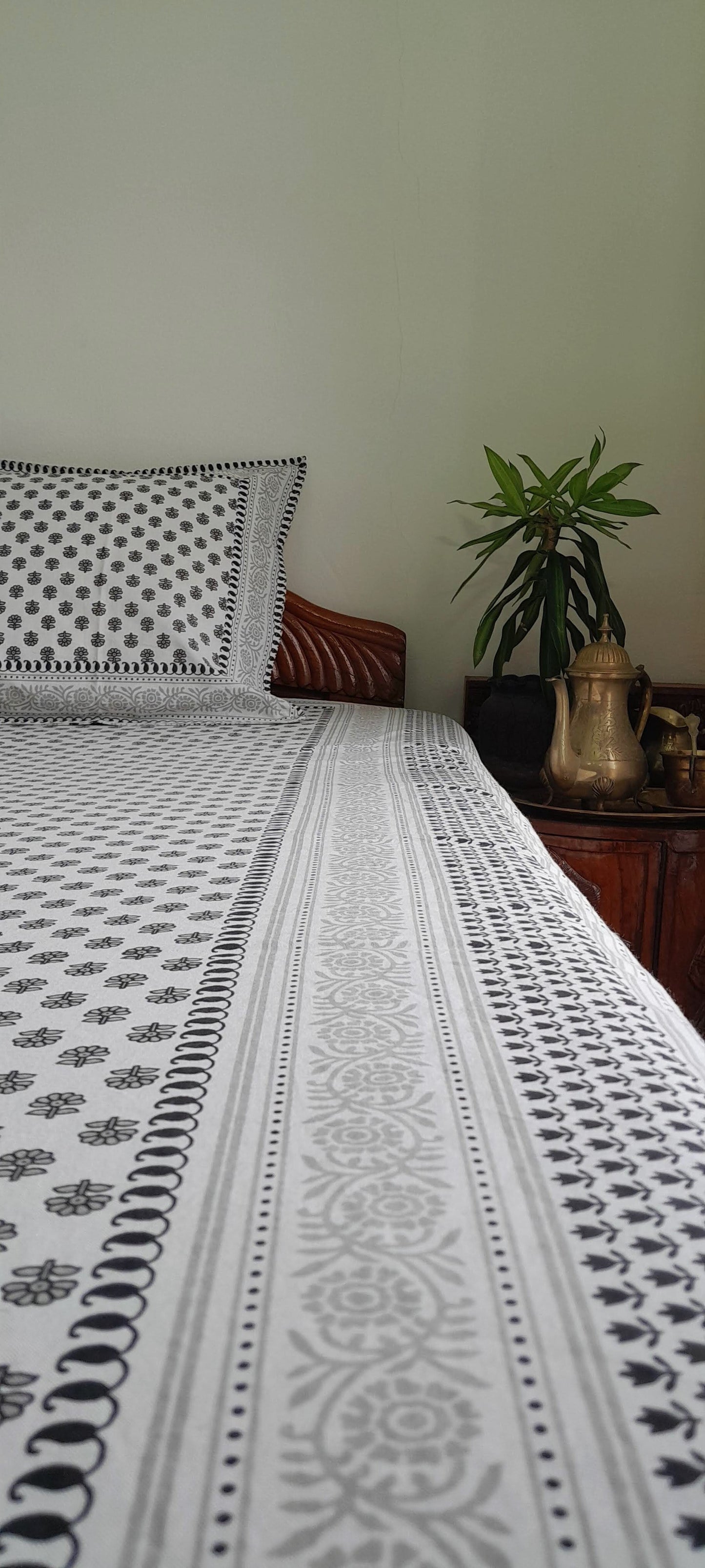 ArtbyKAMASK 100% Organic Cotton Hand Block Printed Double Bed Sheet I 210 TC Double Bed Sheet in Queen Size I Size - 90 X 108 Inches (228 x 274 cms) I 1 Bedsheet and 2 Pillow Covers I Meera Black