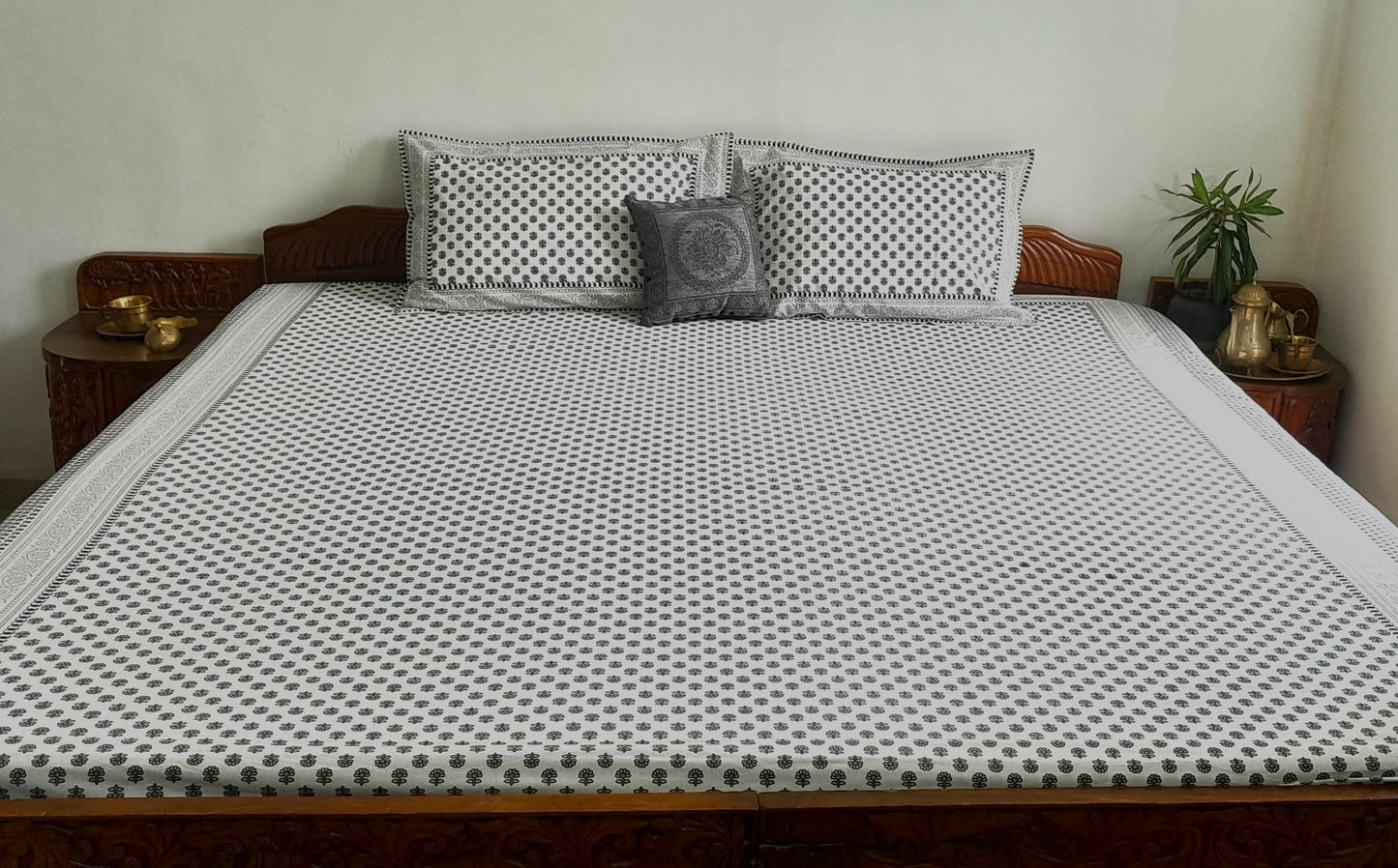 ArtbyKAMASK 100% Organic Cotton Hand Block Printed Double Bed Sheet I 210 TC Double Bed Sheet in Queen Size I Size - 90 X 108 Inches (228 x 274 cms) I 1 Bedsheet and 2 Pillow Covers I Meera Black