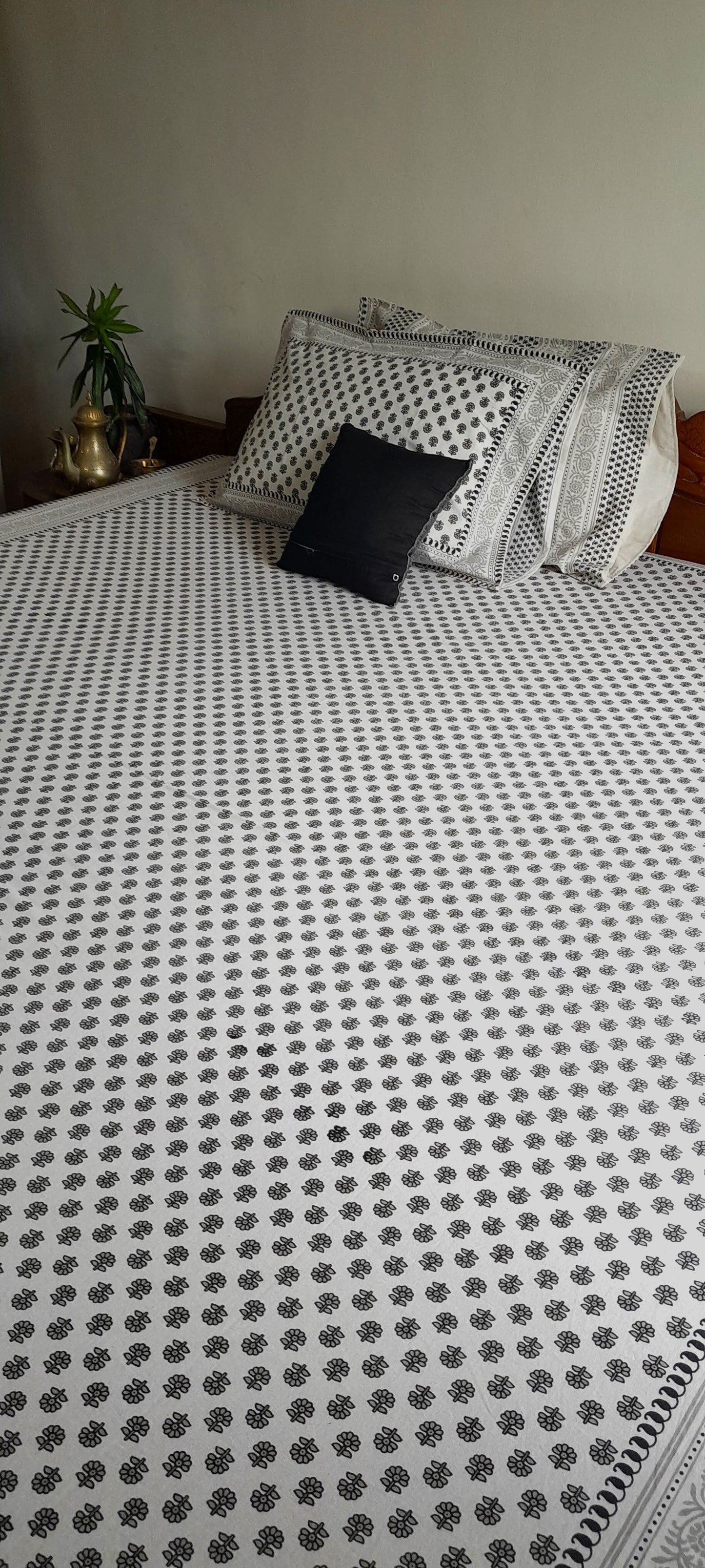 ArtbyKAMASK 100% Organic Cotton Hand Block Printed Double Bed Sheet I 210 TC Double Bed Sheet in Queen Size I Size - 90 X 108 Inches (228 x 274 cms) I 1 Bedsheet and 2 Pillow Covers I Meera Black