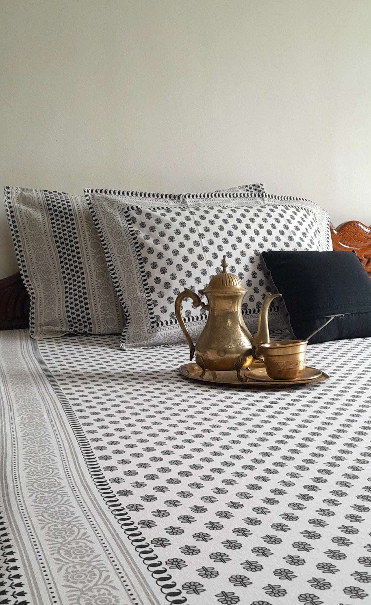 ArtbyKAMASK 100% Organic Cotton Hand Block Printed Double Bed Sheet I 210 TC Double Bed Sheet in Queen Size I Size - 90 X 108 Inches (228 x 274 cms) I 1 Bedsheet and 2 Pillow Covers I Meera Black