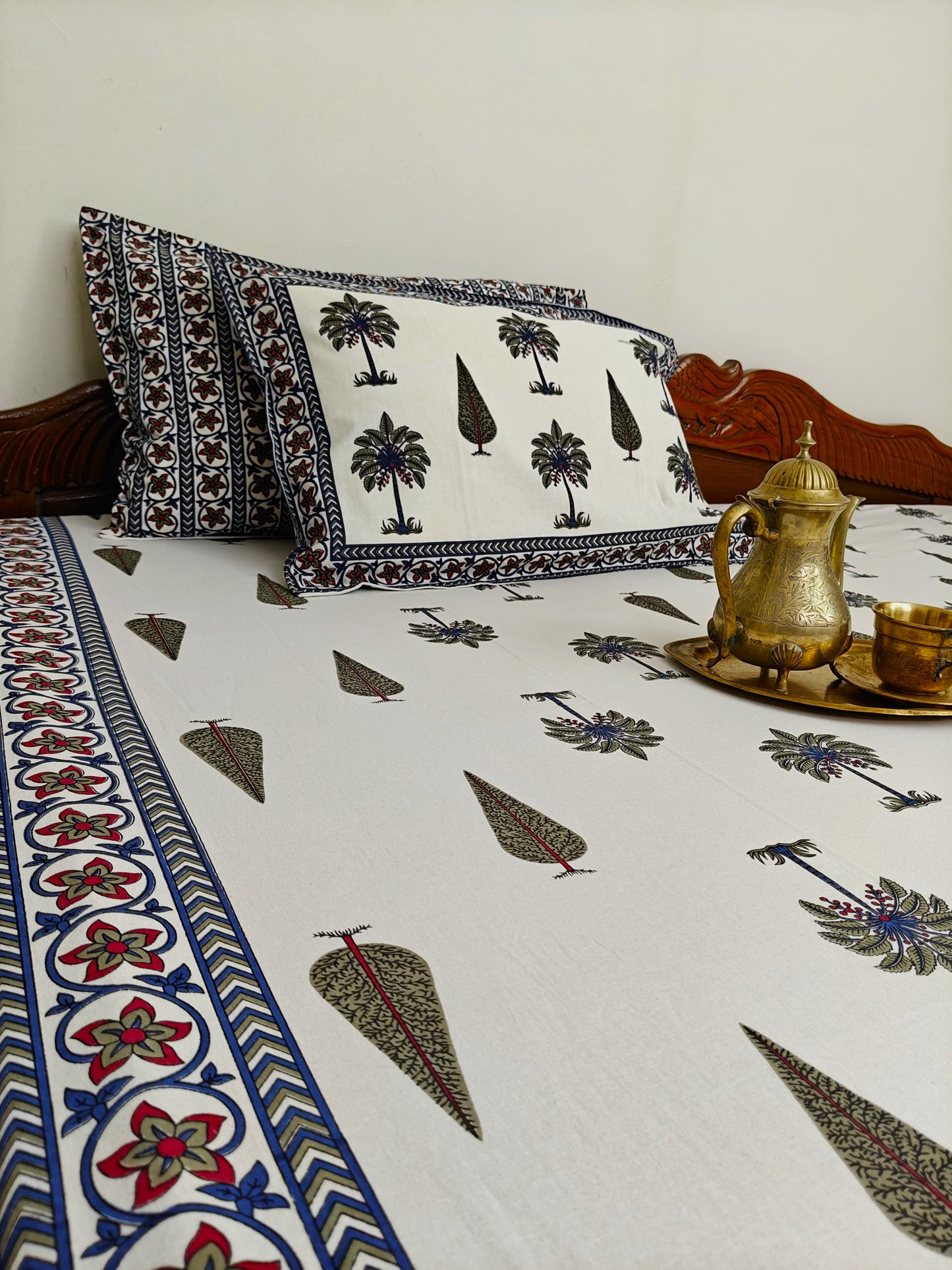 ArtbyKAMASK 100% Organic Cotton Hand Block Printed Double Bed Sheet - 210 TC Double Bed Sheet in Queen Size - Size - 90 X 108 Inches (228 x 274 cms) - 1 Bedsheet and 2 Pillow Covers - Deepti Blue and White