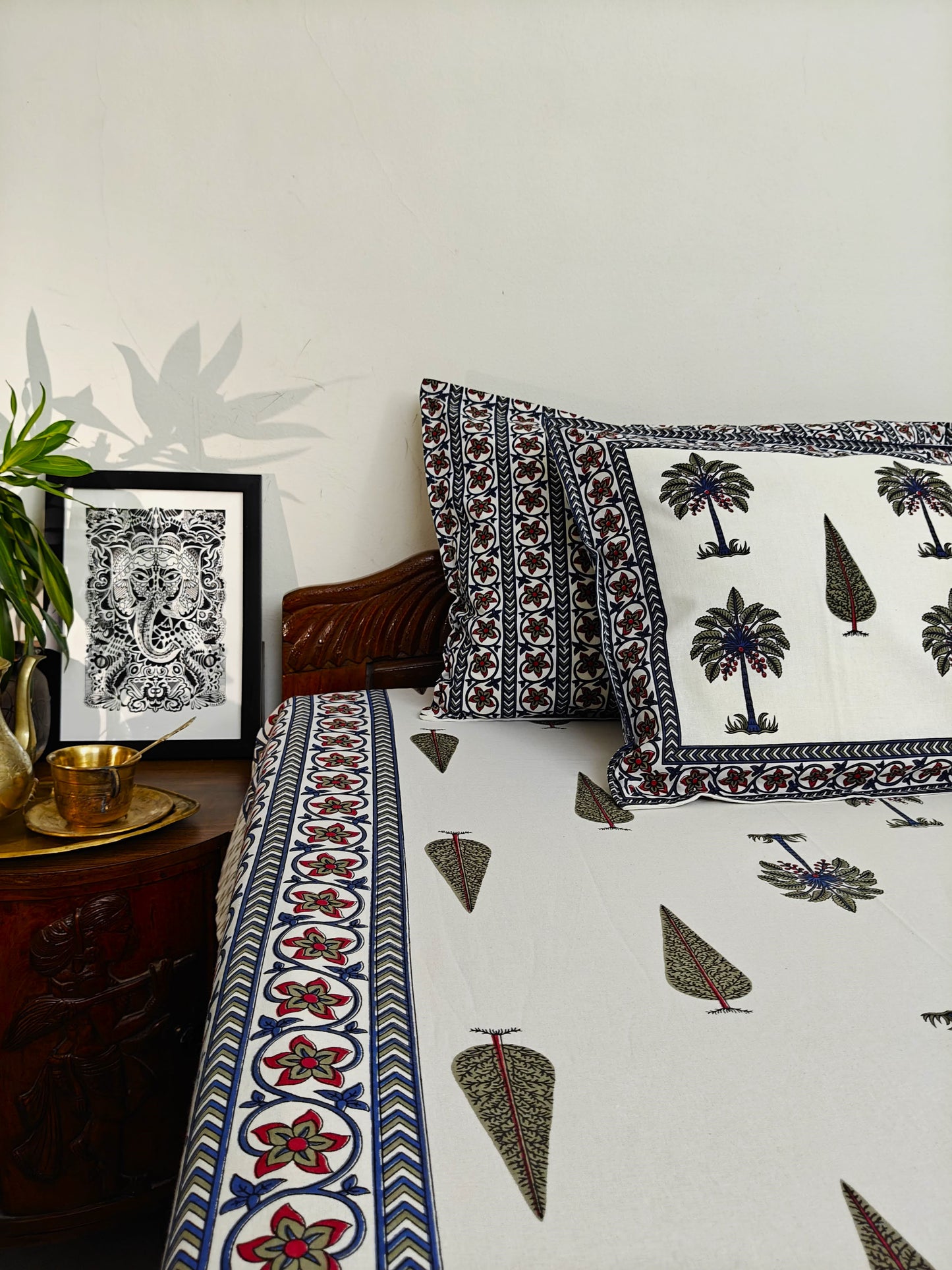 ArtbyKAMASK 100% Organic Cotton Hand Block Printed Double Bed Sheet - 210 TC Double Bed Sheet in Queen Size - Size - 90 X 108 Inches (228 x 274 cms) - 1 Bedsheet and 2 Pillow Covers - Deepti Blue and White