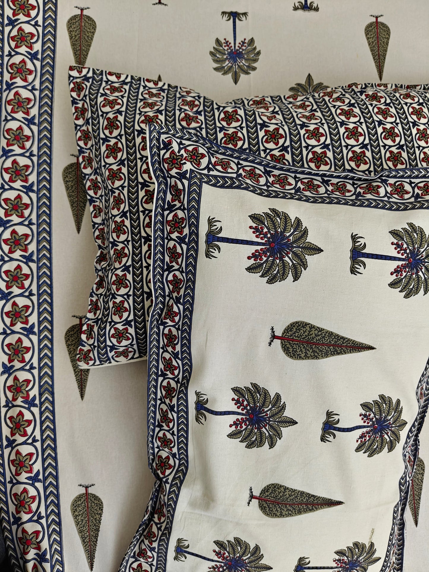 ArtbyKAMASK 100% Organic Cotton Hand Block Printed Double Bed Sheet - 210 TC Double Bed Sheet in Queen Size - Size - 90 X 108 Inches (228 x 274 cms) - 1 Bedsheet and 2 Pillow Covers - Deepti Blue and White